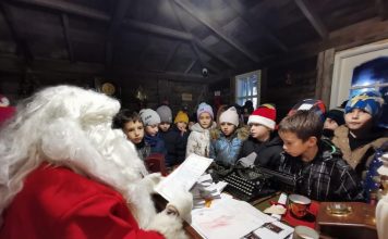 Moș Crăciun 🎅 a ajuns în satul său